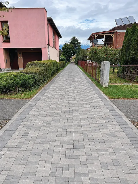 Chodník medzi domami vo Svite