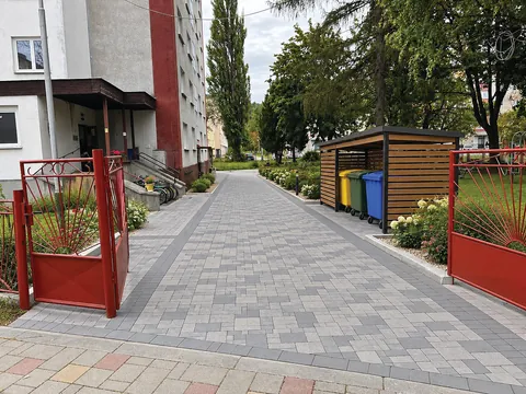 Obnovený chodník pri bytových domoch