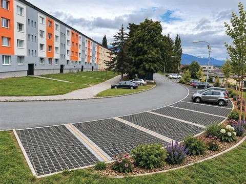 Parkovacie miesta pri bytových domoch