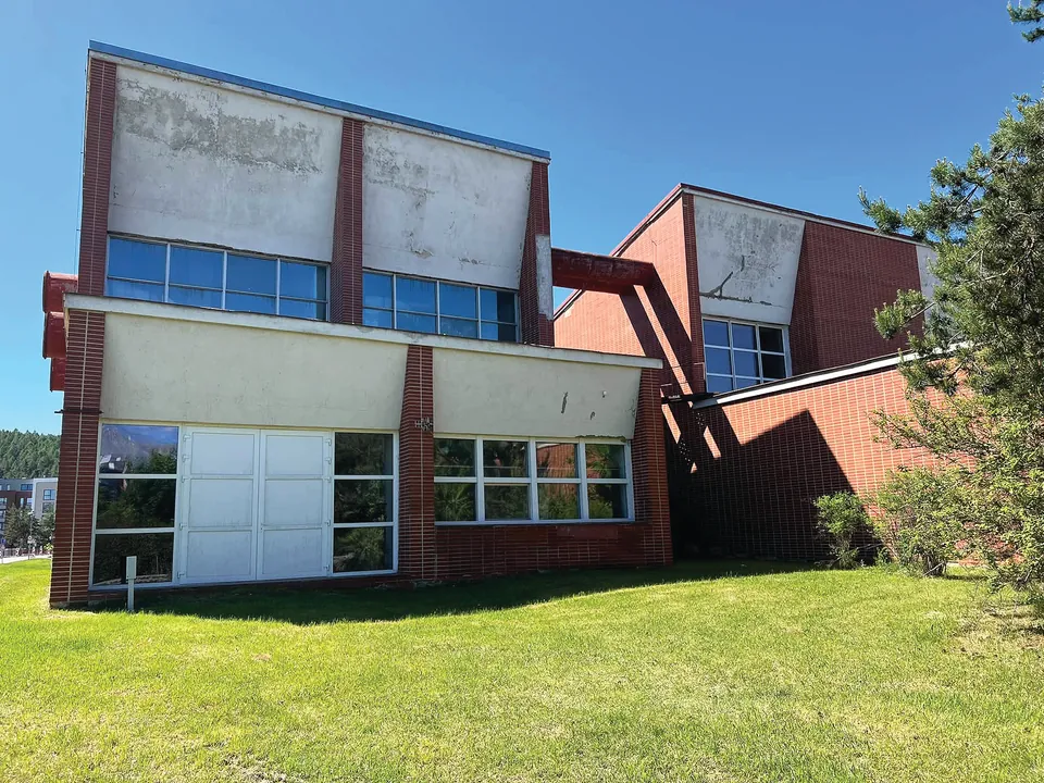 Exteriér budovy plavárne vo Svite