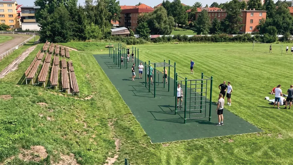 Návrh cvičebných prvkov a oddychového sedenia na škvarovom ihrisku