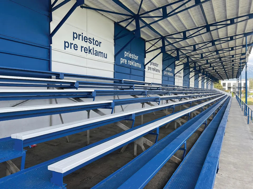 Vizualizácia modro-bielej obnovy futbalovej tribúny